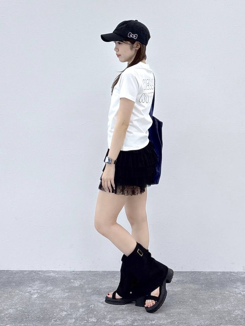 ホワイト系のTシャツ/カットソー、ブルー系のトートバッグ、ブラック系のその他パンツを着用したレディースの夏コーディネートの3枚目の写真