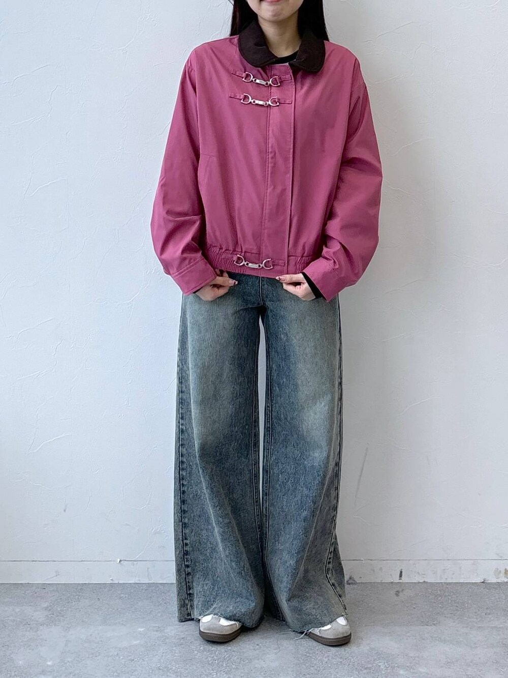 その他のデニムパンツ、ブラック系のTシャツ/カットソーを着用したレディースの冬コーディネートの3枚目の写真