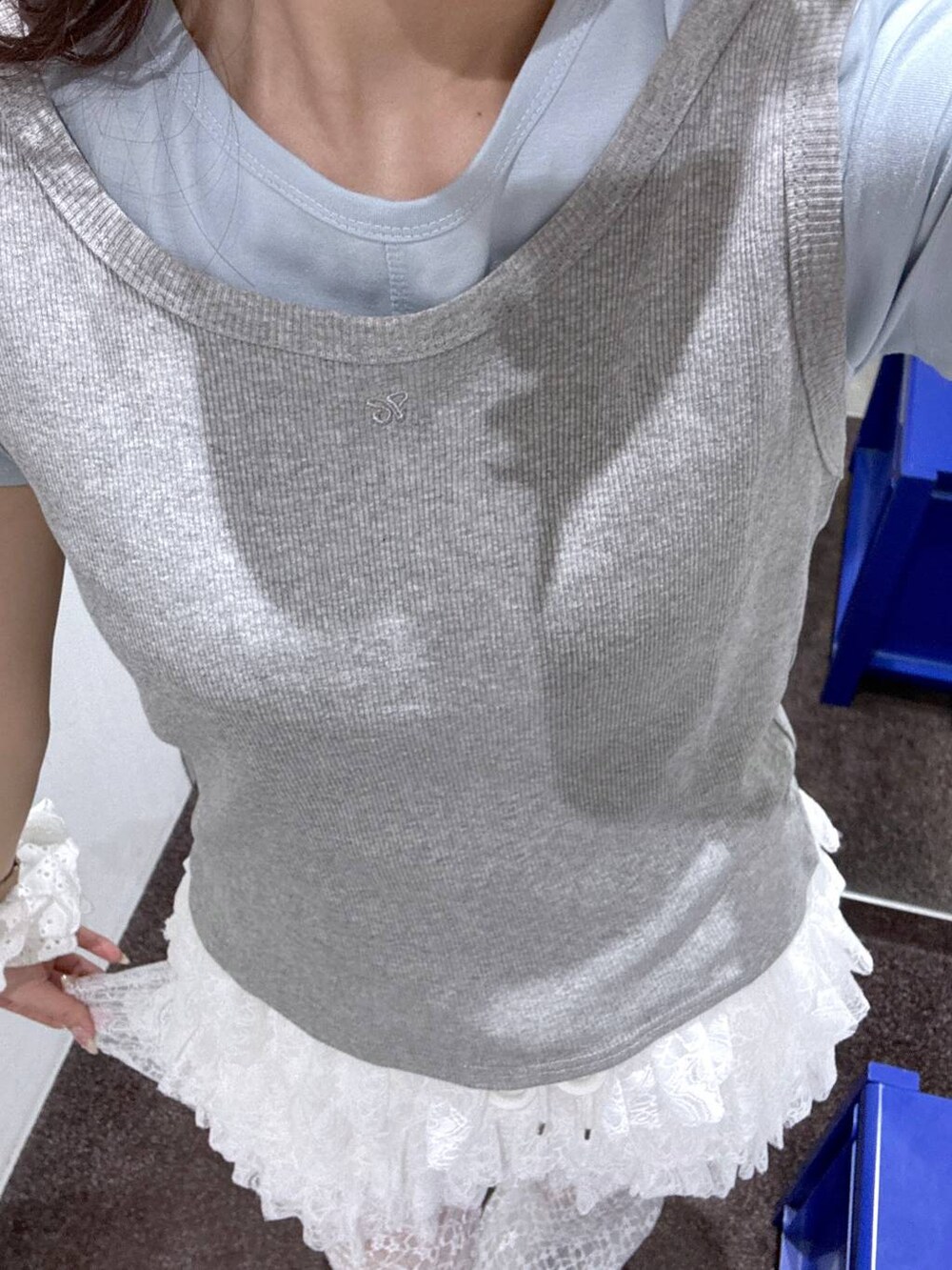 ホワイト系のその他パンツ、ブラック系のその他パンツ、グレー系のTシャツ/カットソーを着用したレディースの夏コーディネートの3枚目の写真