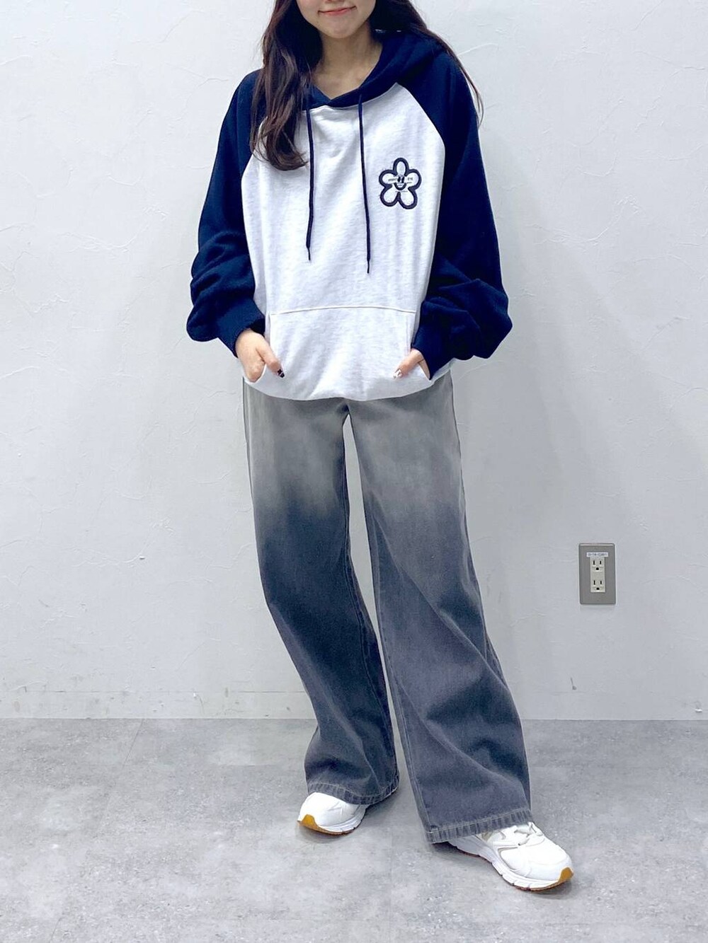 ブラック系のデニムパンツ、ブルー系のパーカーを着用したレディースの冬コーディネートの2枚目の写真