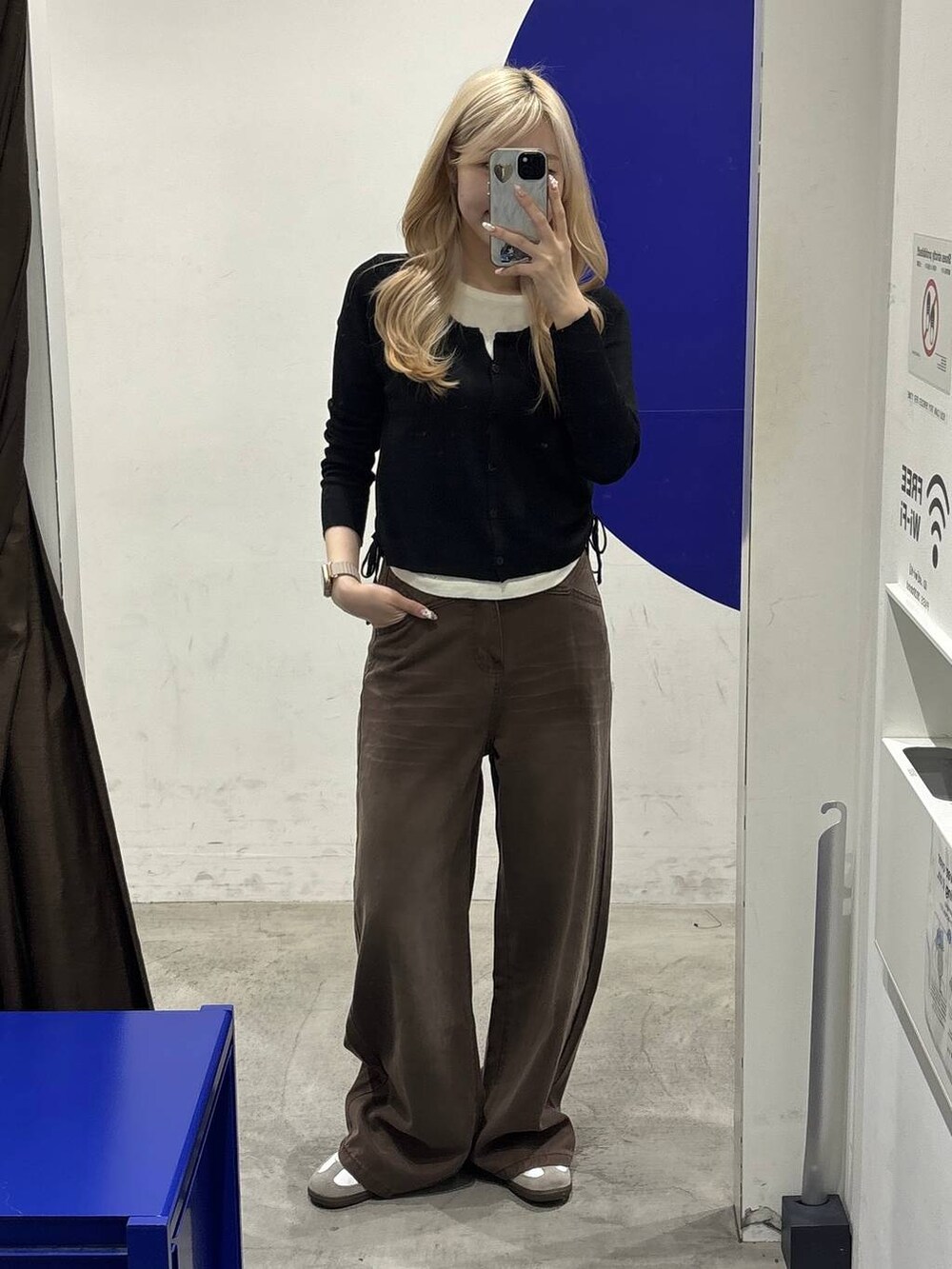 ブラウン系のデニムパンツ、ブラック系のTシャツ/カットソーを着用したレディースの秋コーディネートの5枚目の写真