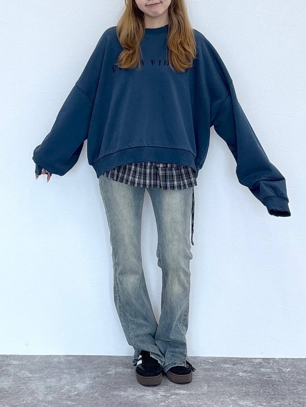 ブルー系のデニムパンツ、ブラック系のベルトを着用したレディースの夏コーディネートの2枚目の写真