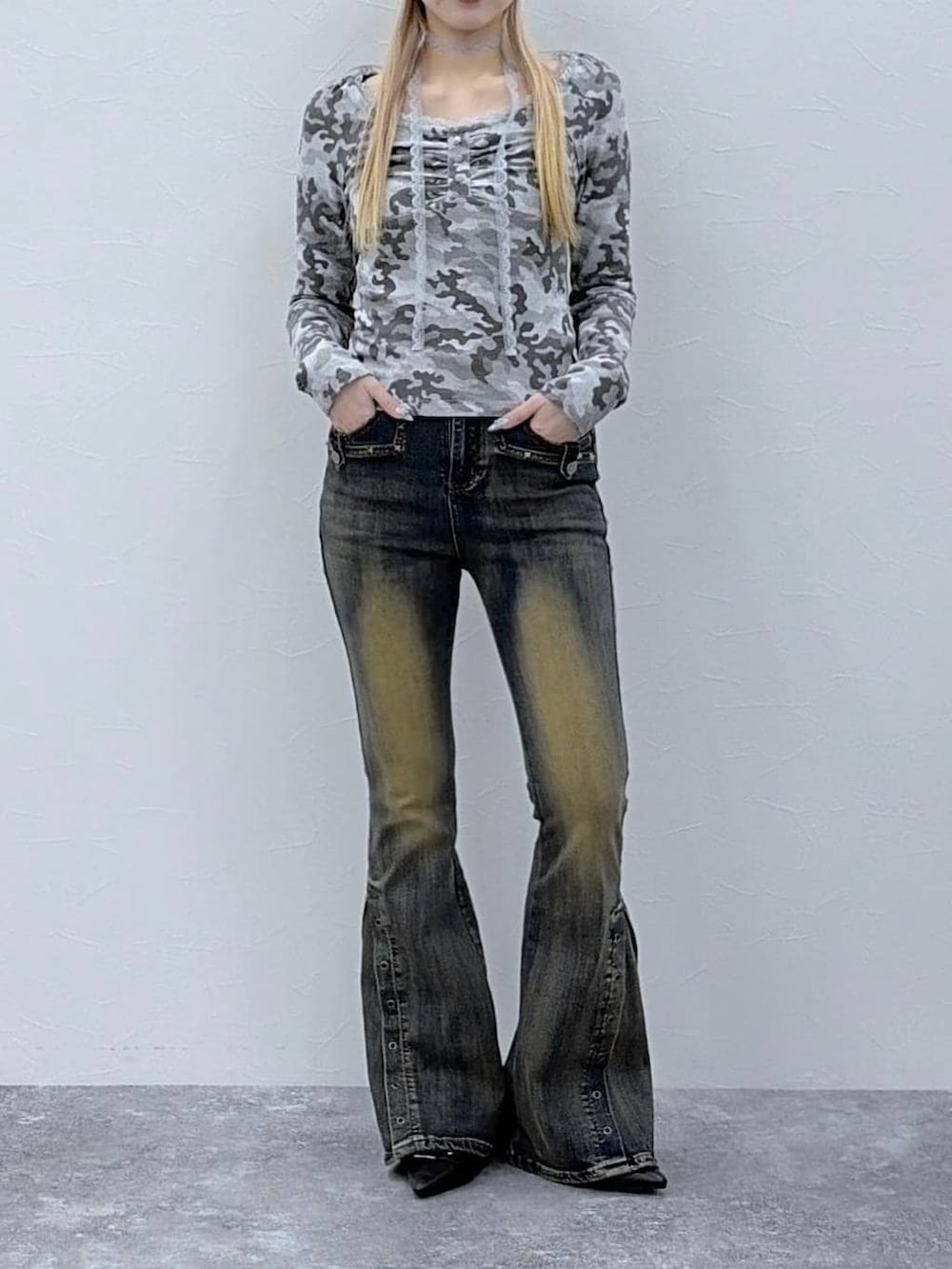 その他のTシャツ/カットソー、ブラック系のパンプス、ブルー系のデニムパンツを着用したレディースの冬コーディネートの2枚目の写真