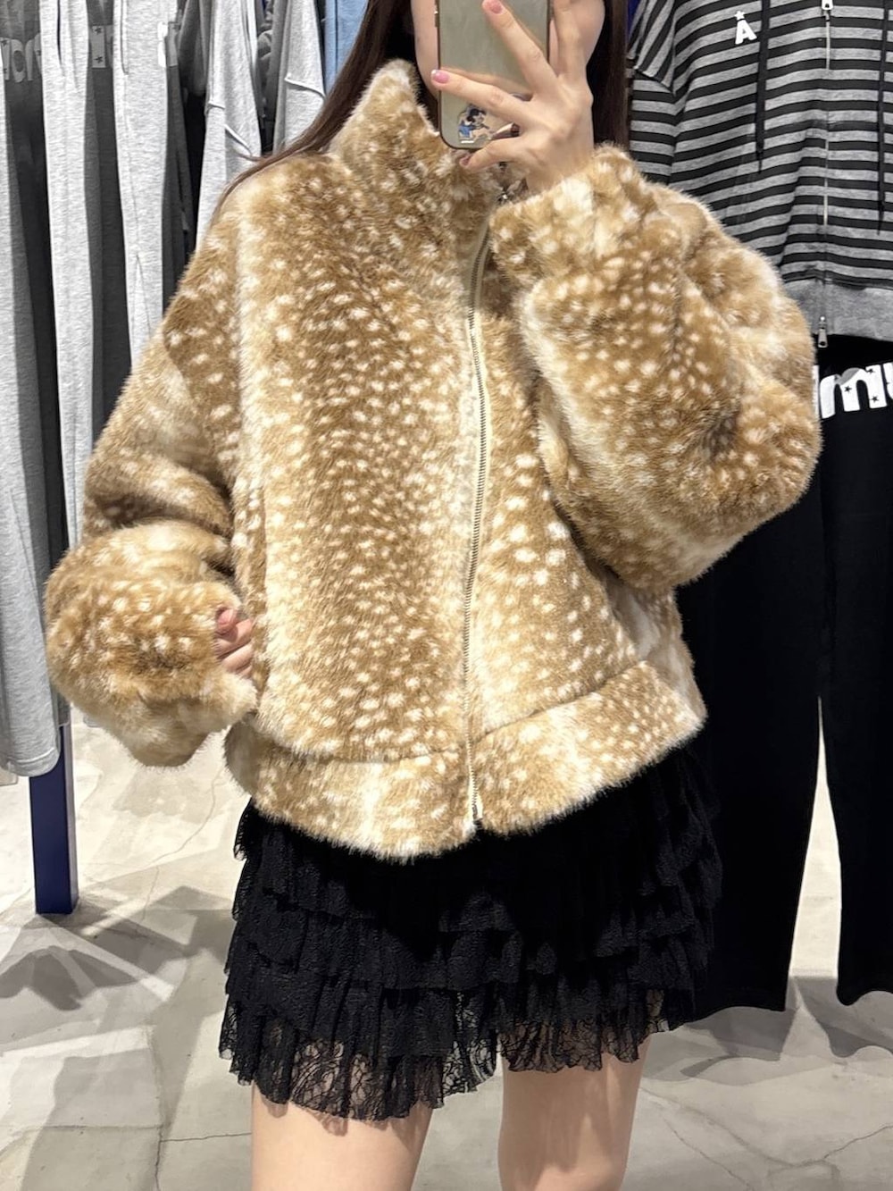 ブラック系のその他パンツ、ブラウン系のブーツを着用したレディースの秋コーディネートの5枚目の写真