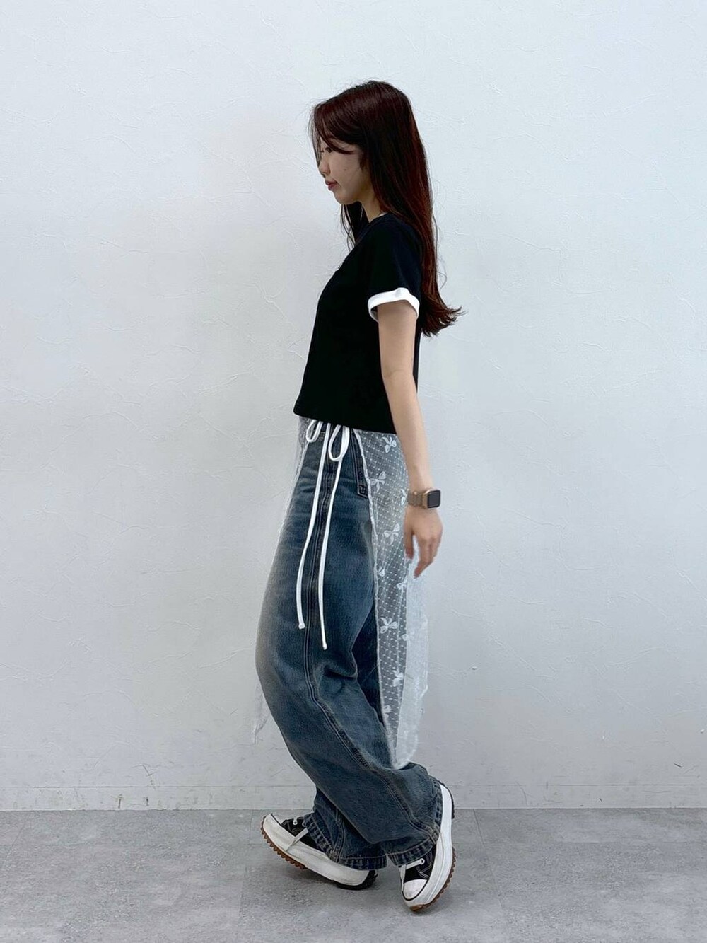 ブルー系のその他パンツ、その他のスカートを着用したレディースの夏コーディネートの4枚目の写真