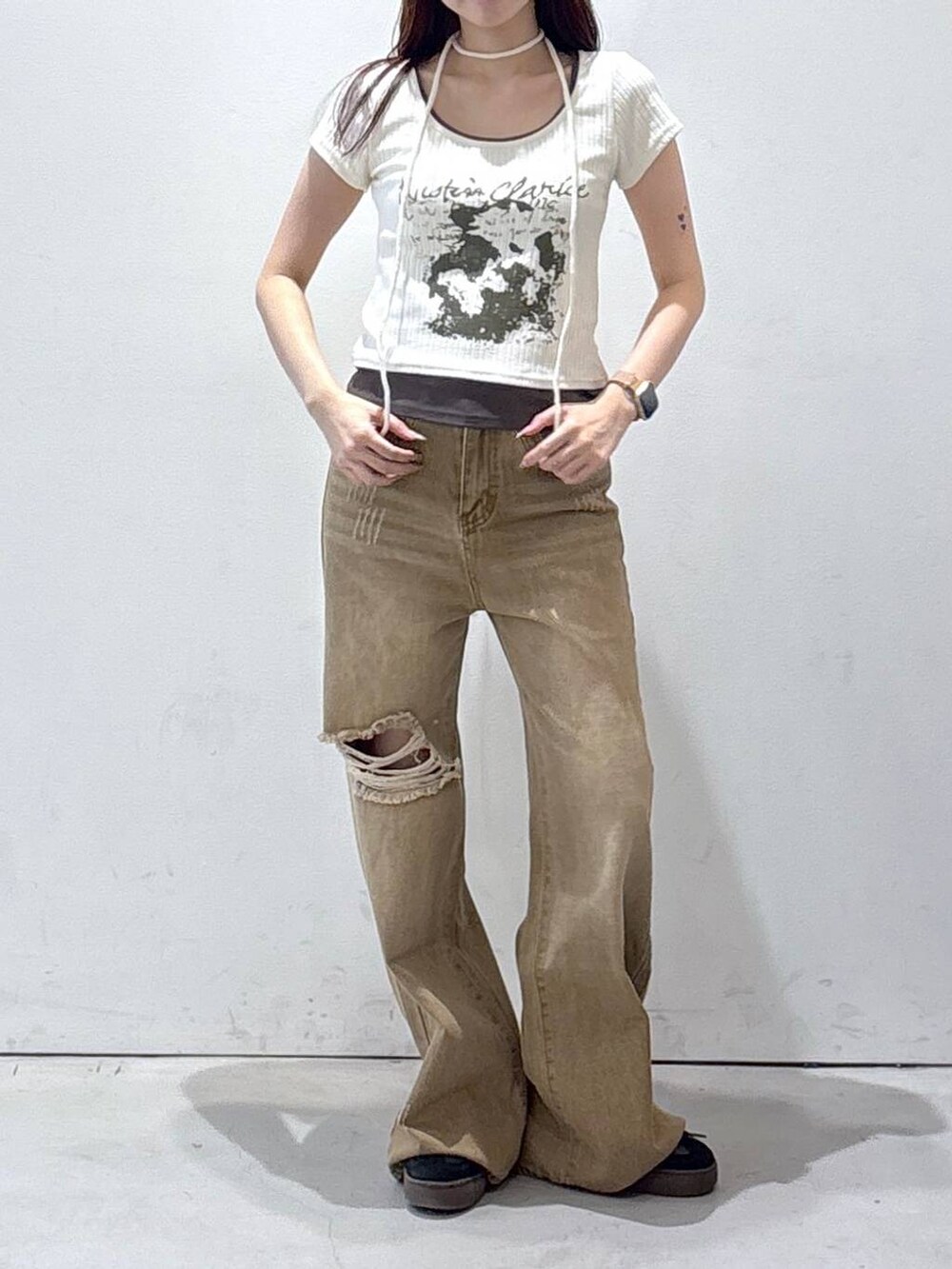 ホワイト系のTシャツ/カットソー、イエロー系のデニムパンツを着用したレディースの夏コーディネートの2枚目の写真