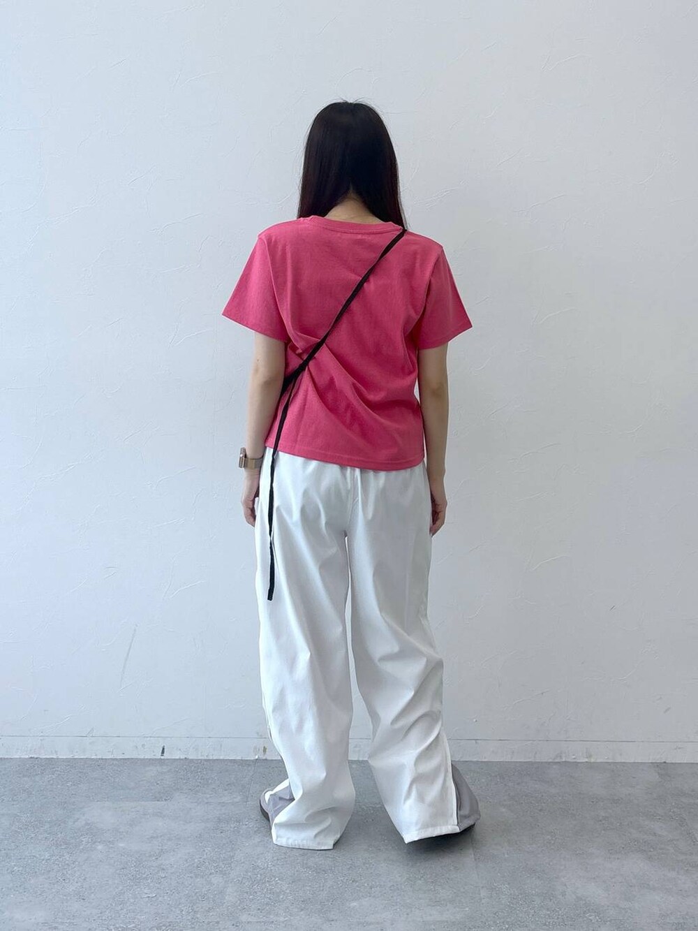 ベージュ系のカーゴパンツ、ピンク系のTシャツ/カットソー、ブラック系のショルダーバッグを着用したレディースの春コーディネートの5枚目の写真