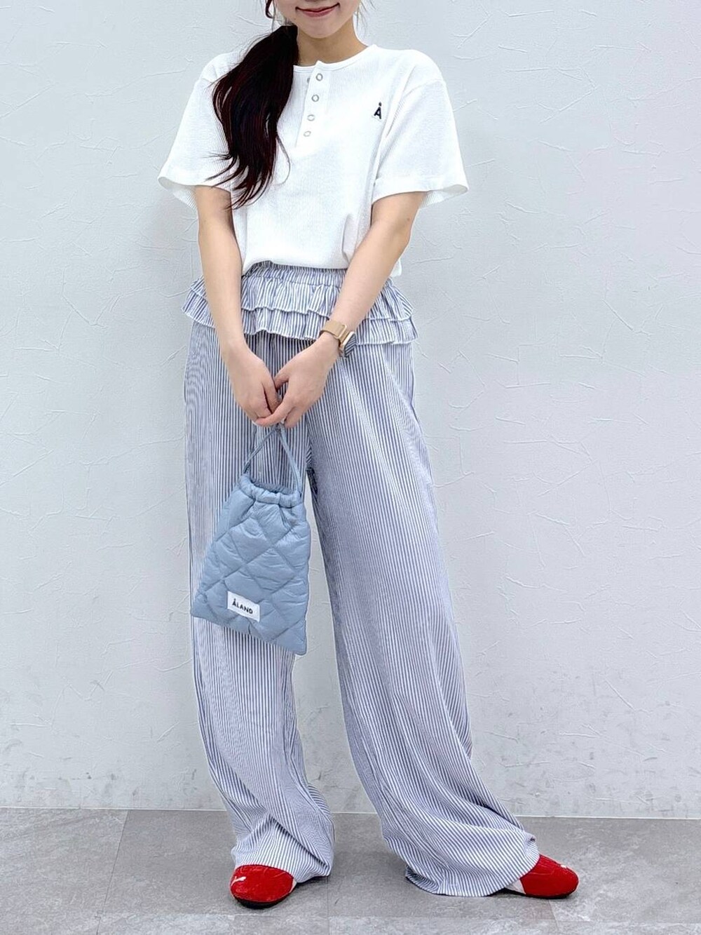 ホワイト系のTシャツ/カットソーを着用したレディースの夏コーディネートの2枚目の写真