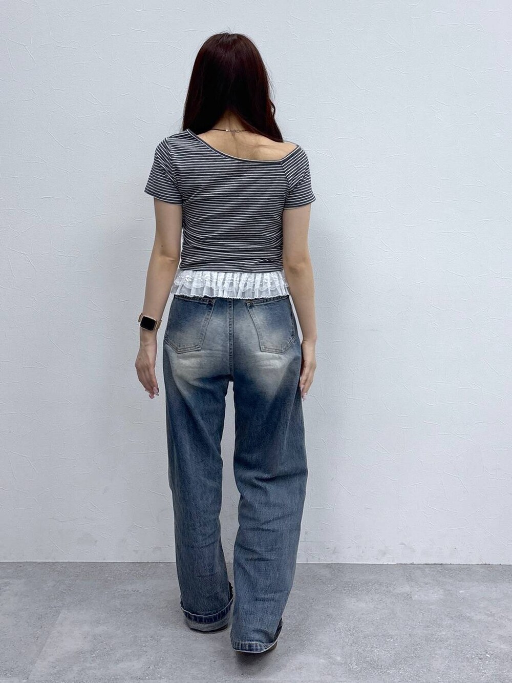 ブルー系のデニムパンツ、その他のTシャツ/カットソー、その他のその他雑貨を着用したレディースの春コーディネートの4枚目の写真