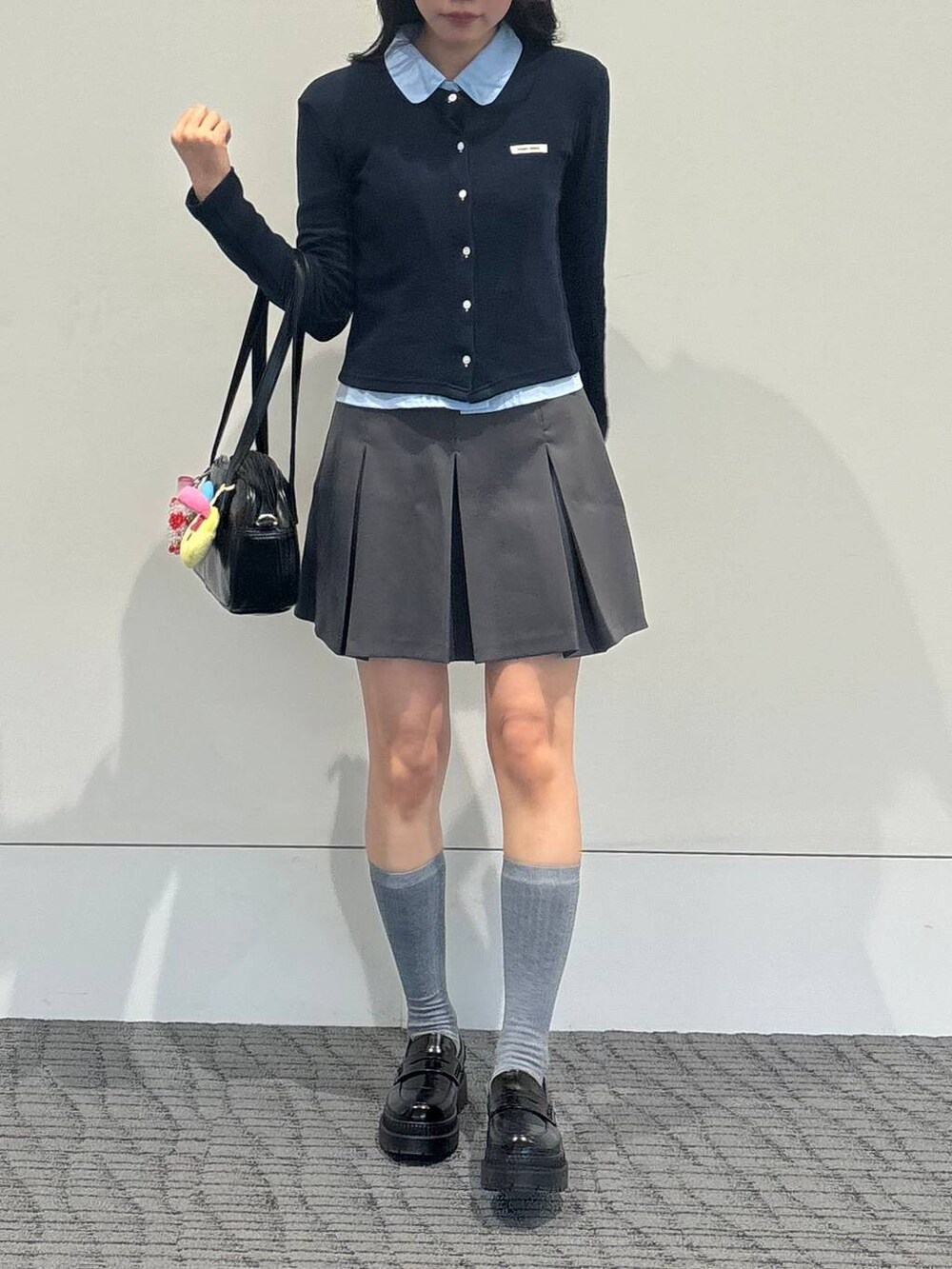 ブルー系のカーディガン/ボレロを着用したレディースの冬コーディネートの4枚目の写真