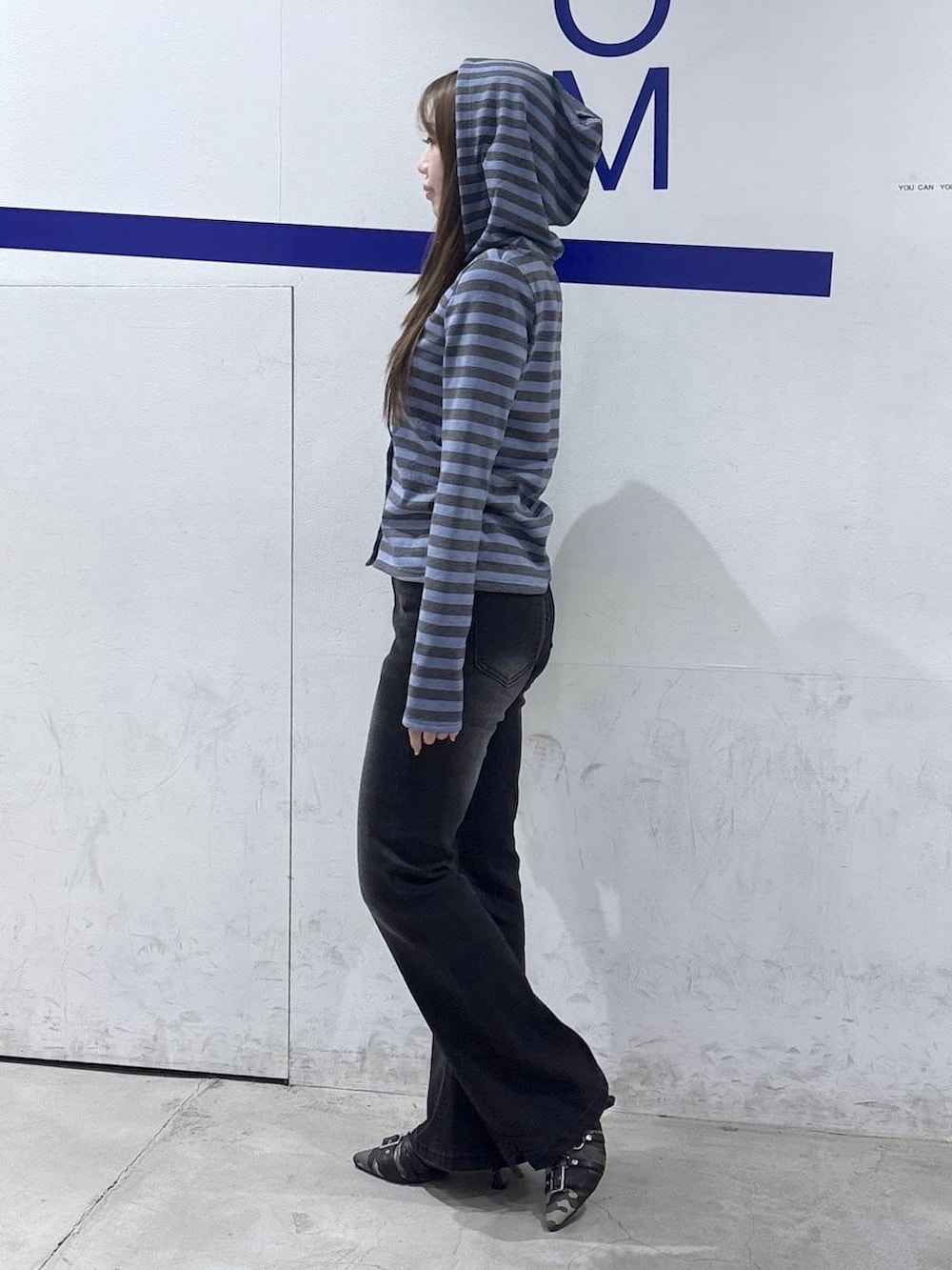 ブラック系のデニムパンツ、その他のパンプス、ブルー系のカーディガン/ボレロを着用したレディースの春コーディネートの3枚目の写真