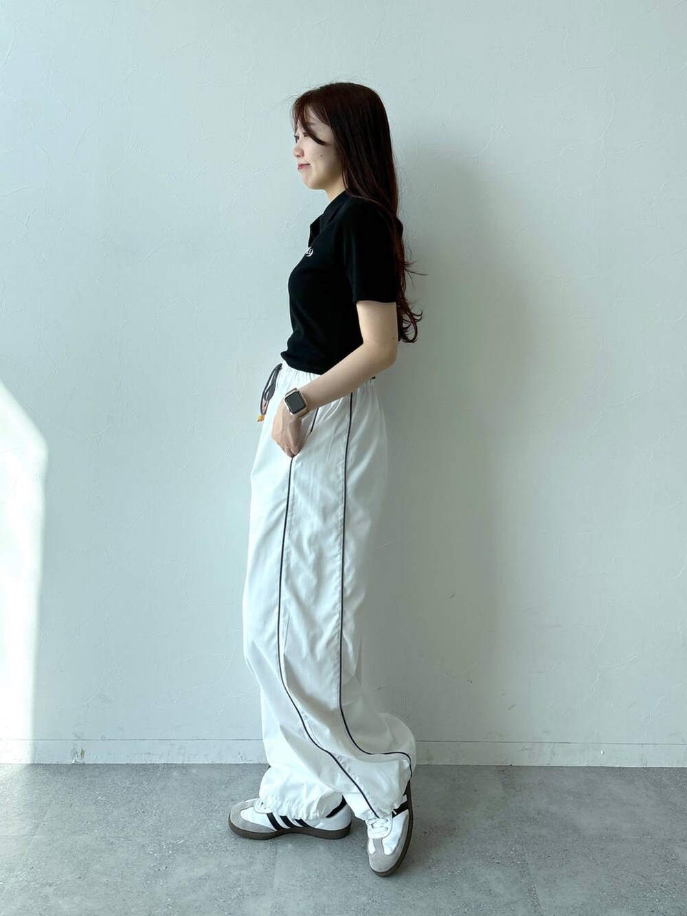 ホワイト系のその他パンツ、ブラック系のTシャツ/カットソーを着用したレディースの夏コーディネートの3枚目の写真