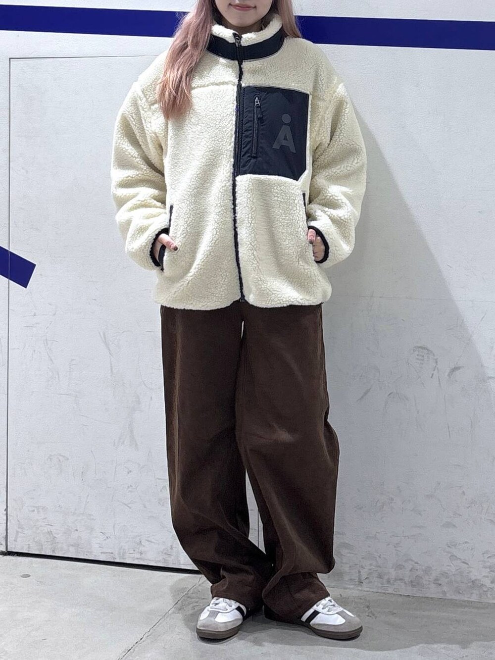 その他のブルゾン、ブラウン系のその他パンツを着用したレディースの秋コーディネートの2枚目の写真