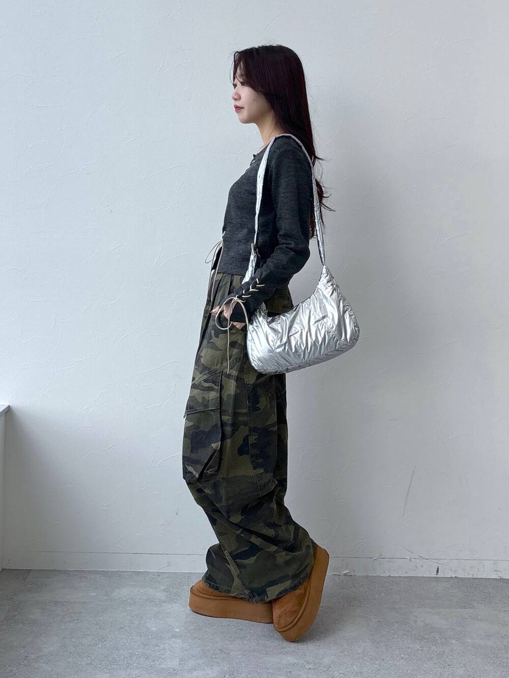 その他のショルダーバッグ、その他のカーゴパンツ、グレー系のニット/セーターを着用したレディースの春コーディネートの3枚目の写真