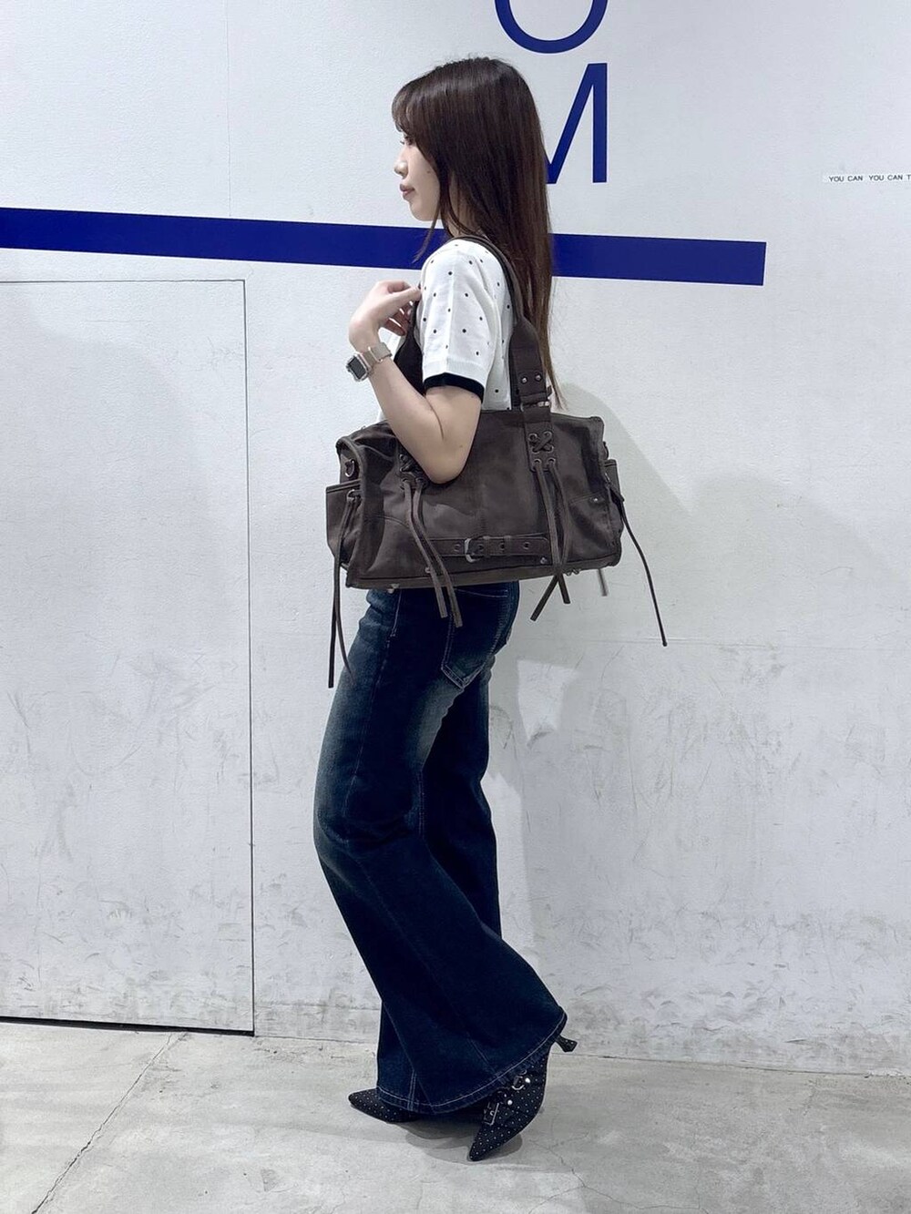 ブルー系のデニムパンツ、その他のパンプス、ブラウン系のショルダーバッグを着用したレディースの夏コーディネートの3枚目の写真