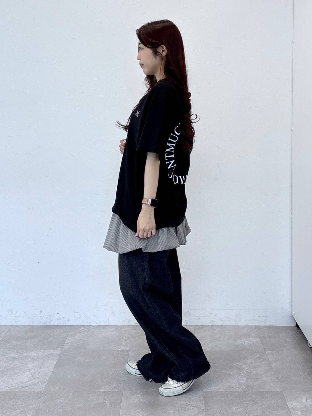 ブラック系のショルダーバッグ、ブラック系のデニムパンツ、ブラック系のTシャツ/カットソーを着用したレディースの春コーディネートの3枚目の写真