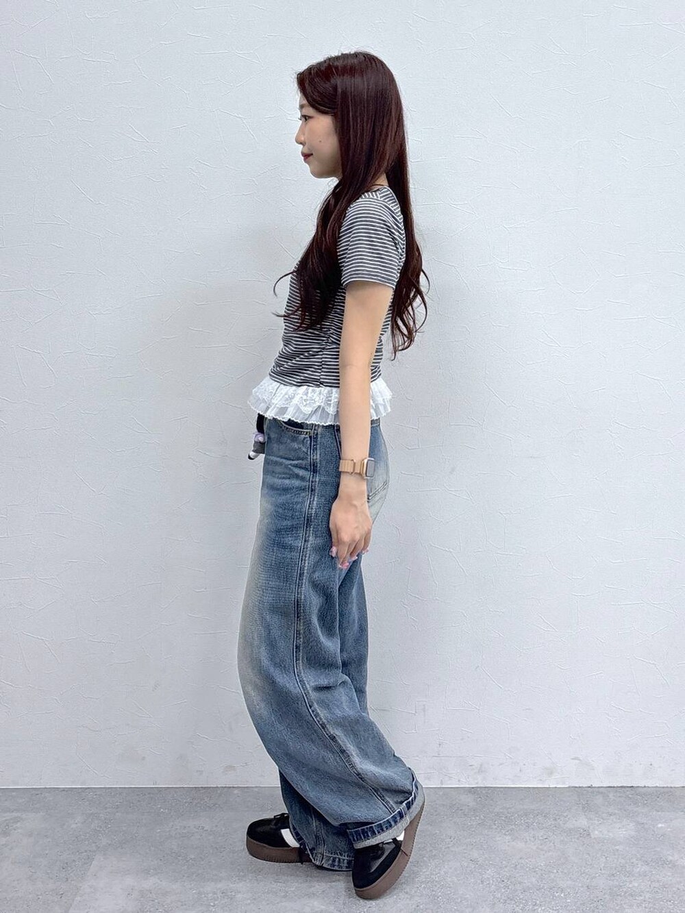 ブルー系のデニムパンツ、その他のTシャツ/カットソー、その他のその他雑貨を着用したレディースの春コーディネートの3枚目の写真