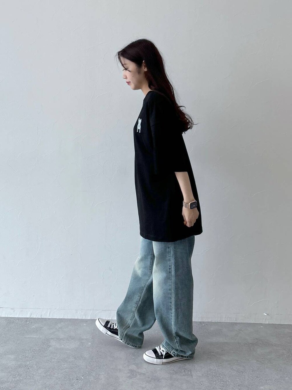 ブルー系のデニムパンツ、ブラック系のTシャツ/カットソーを着用したレディースの夏コーディネートの3枚目の写真