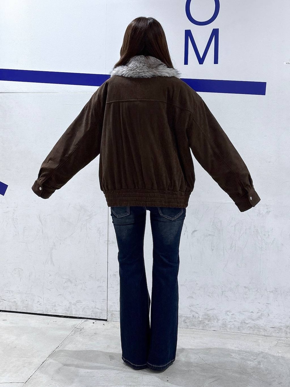 ブルー系のデニムパンツを着用したレディースの秋コーディネートの4枚目の写真