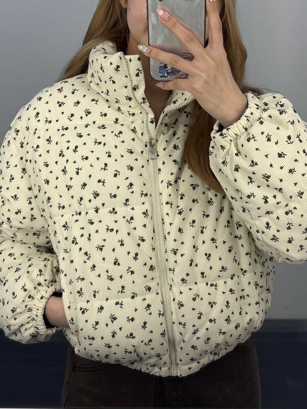 ブラウン系のデニムパンツ、ベージュ系のブルゾンを着用したレディースの秋コーディネートの6枚目の写真