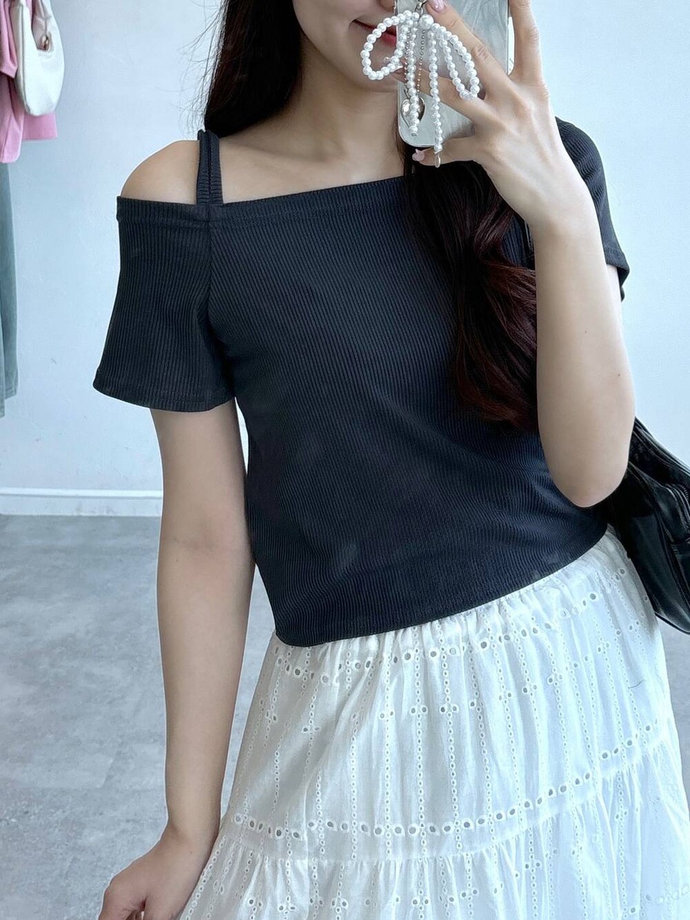 ブルー系のデニムパンツ、ベージュ系のスカート、グレー系のTシャツ/カットソーを着用したレディースの春コーディネートの5枚目の写真