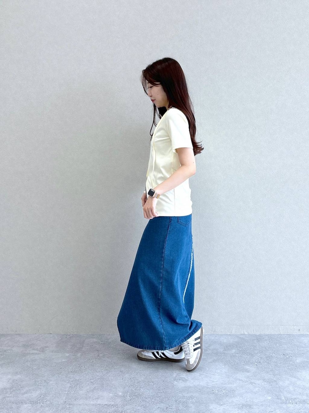 ブルー系のスカート、ホワイト系のTシャツ/カットソーを着用したレディースの夏コーディネートの3枚目の写真