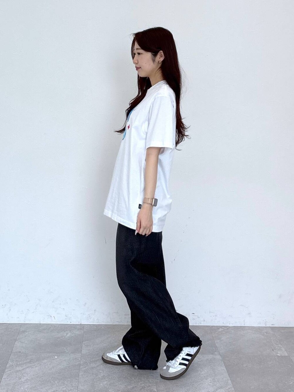 ブラック系のデニムパンツ、ホワイト系のTシャツ/カットソーを着用したレディースの春コーディネートの3枚目の写真