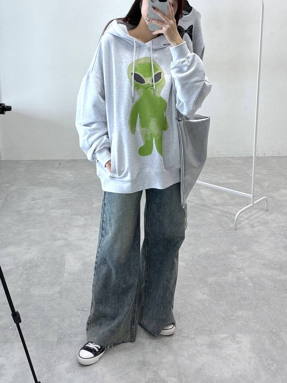 その他のデニムパンツ、グレー系のパーカー、グレー系のバックパック/リュックを着用したレディースの秋コーディネートの3枚目の写真