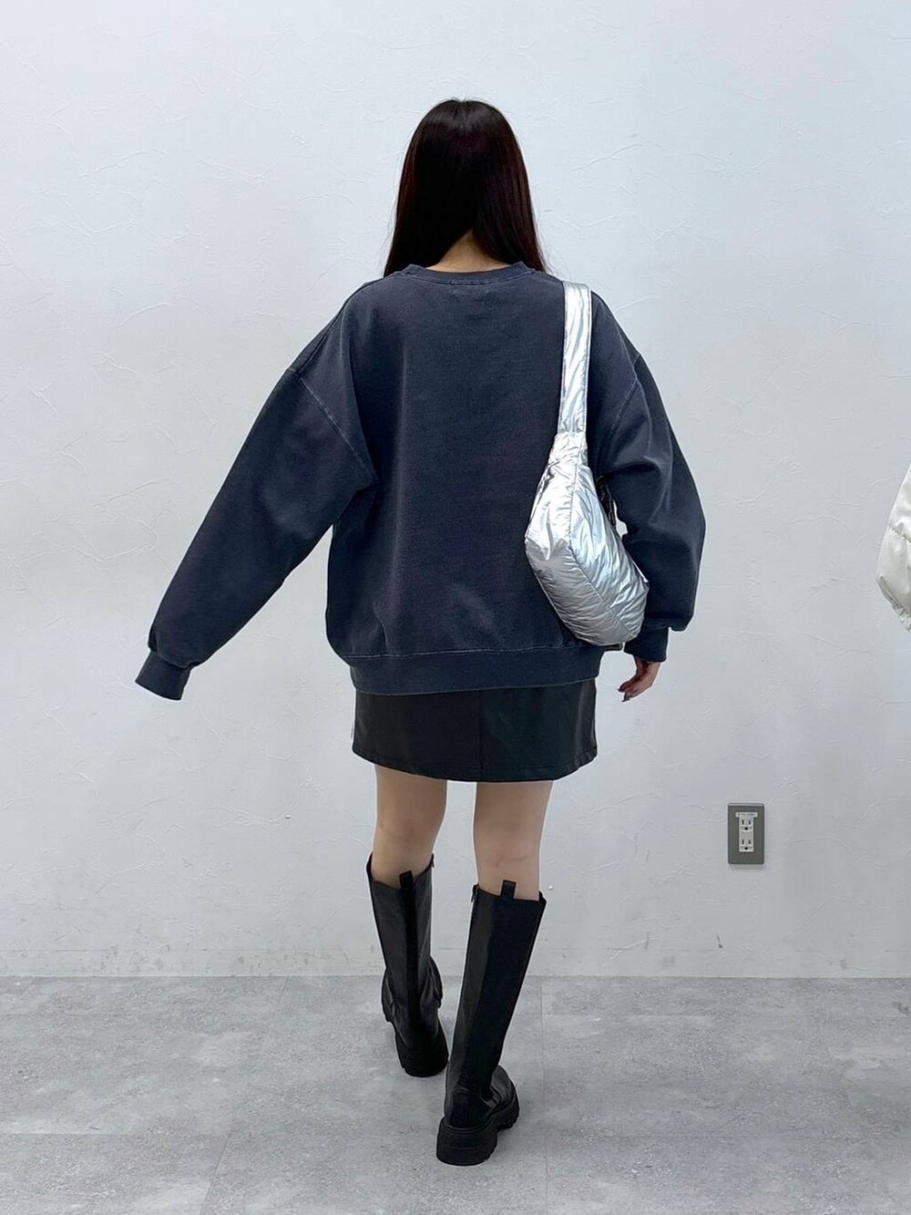 その他のショルダーバッグ、ブラック系のスカート、ブラック系のブーツを着用したレディースの冬コーディネートの4枚目の写真