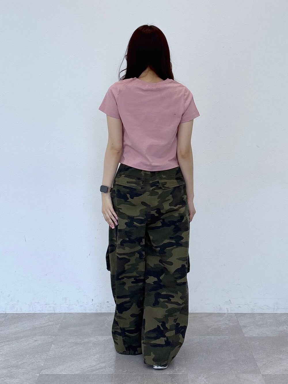 その他のカーゴパンツ、ピンク系のTシャツ/カットソーを着用したレディースの春コーディネートの4枚目の写真