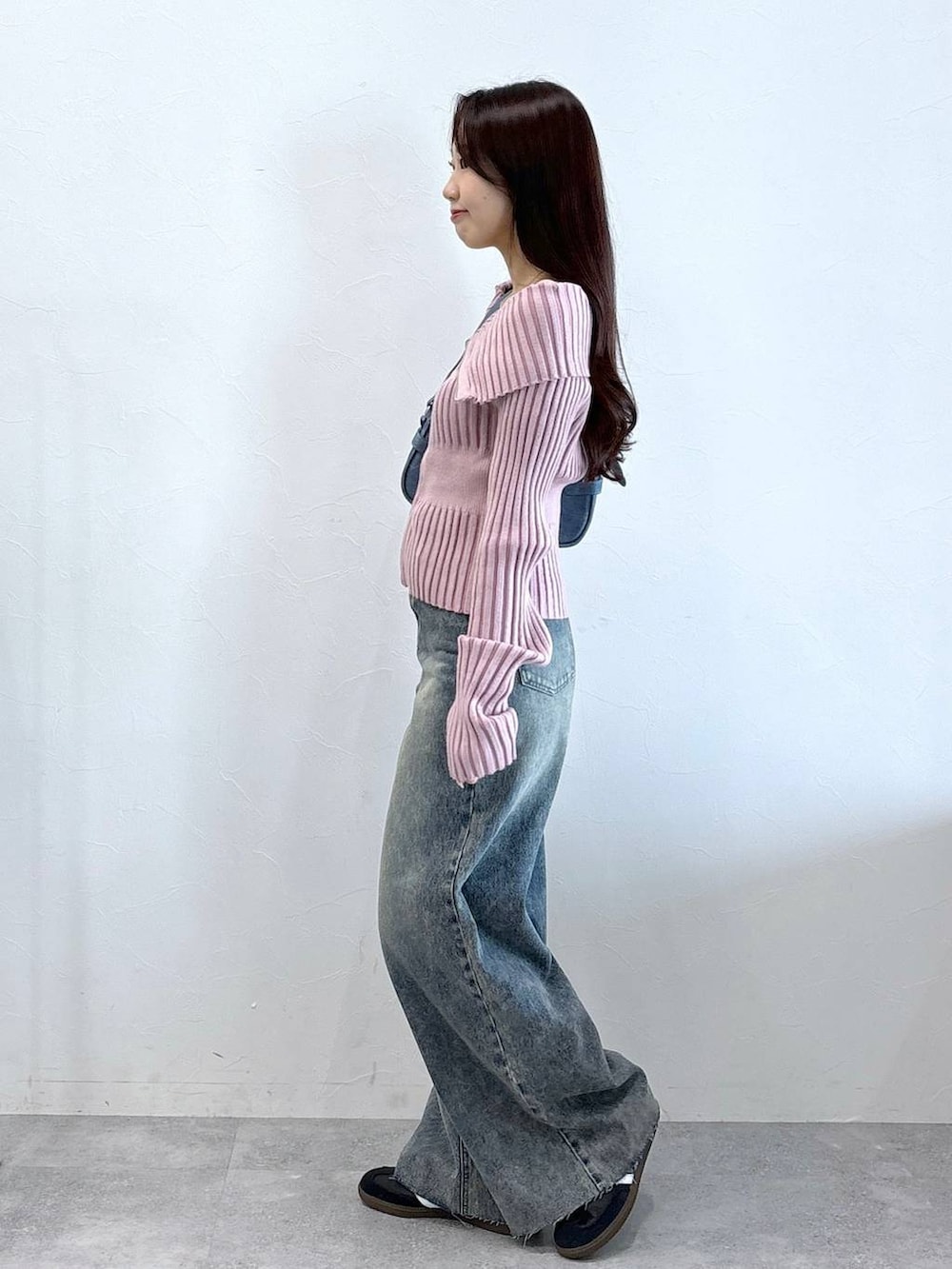 ブルー系のトートバッグ、その他のデニムパンツを着用したレディースの秋コーディネートの3枚目の写真