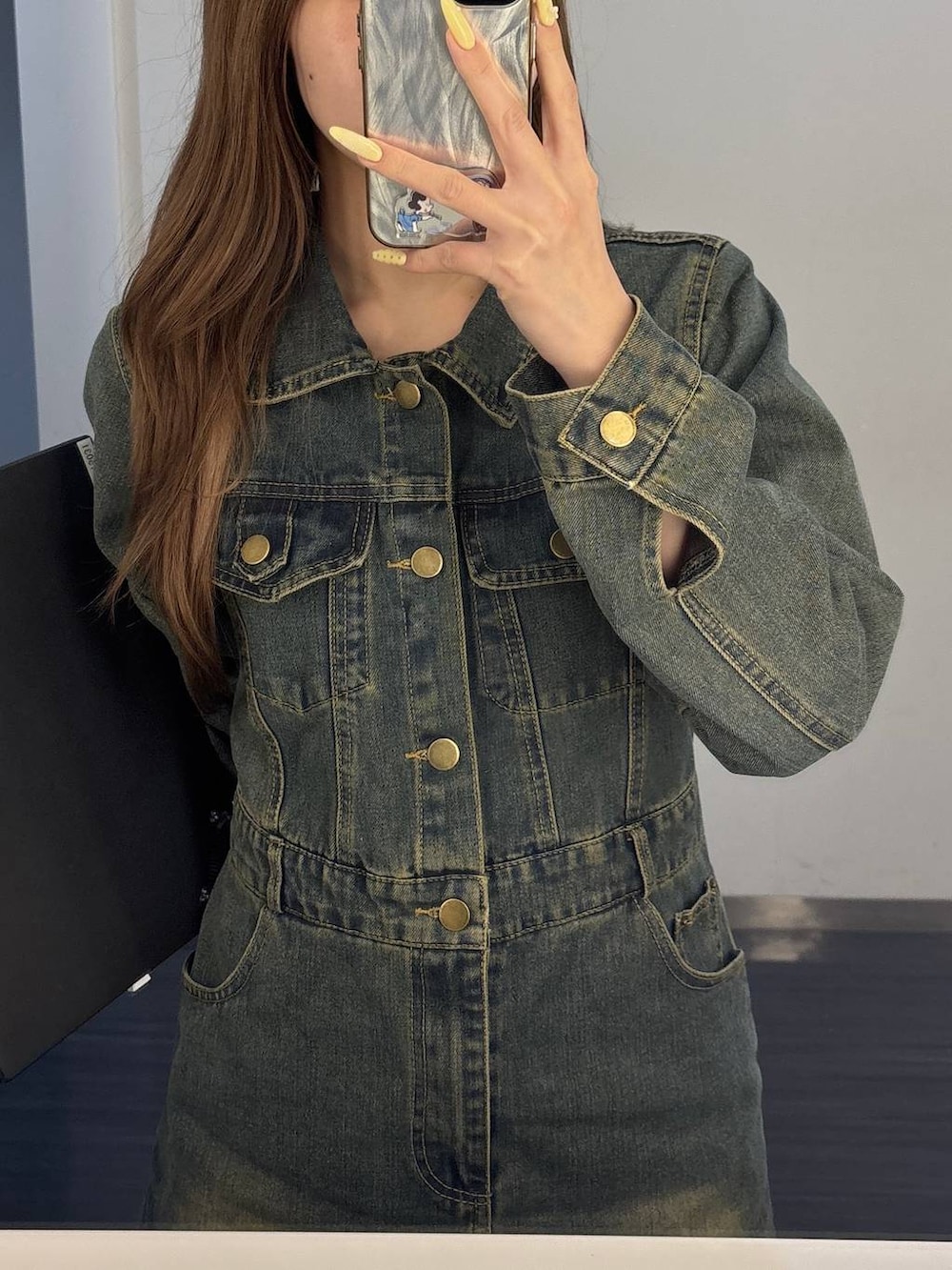 ブラック系のブーツ、ブルー系のワンピースを着用したレディースの春コーディネートの3枚目の写真