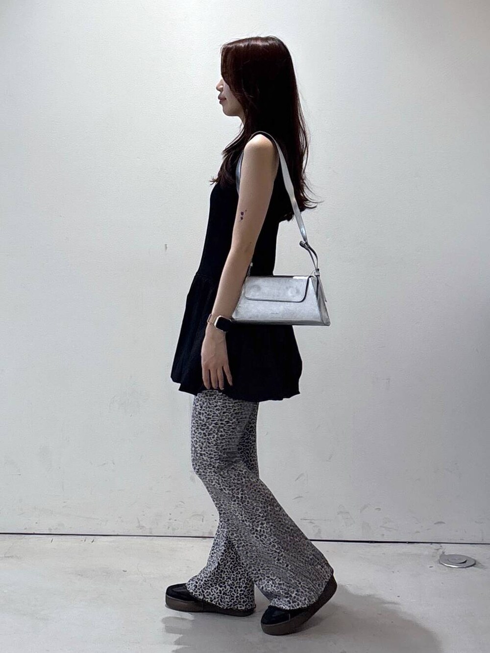その他のショルダーバッグ、グレー系のその他パンツ、ブラック系のワンピースを着用したレディースの夏コーディネートの3枚目の写真