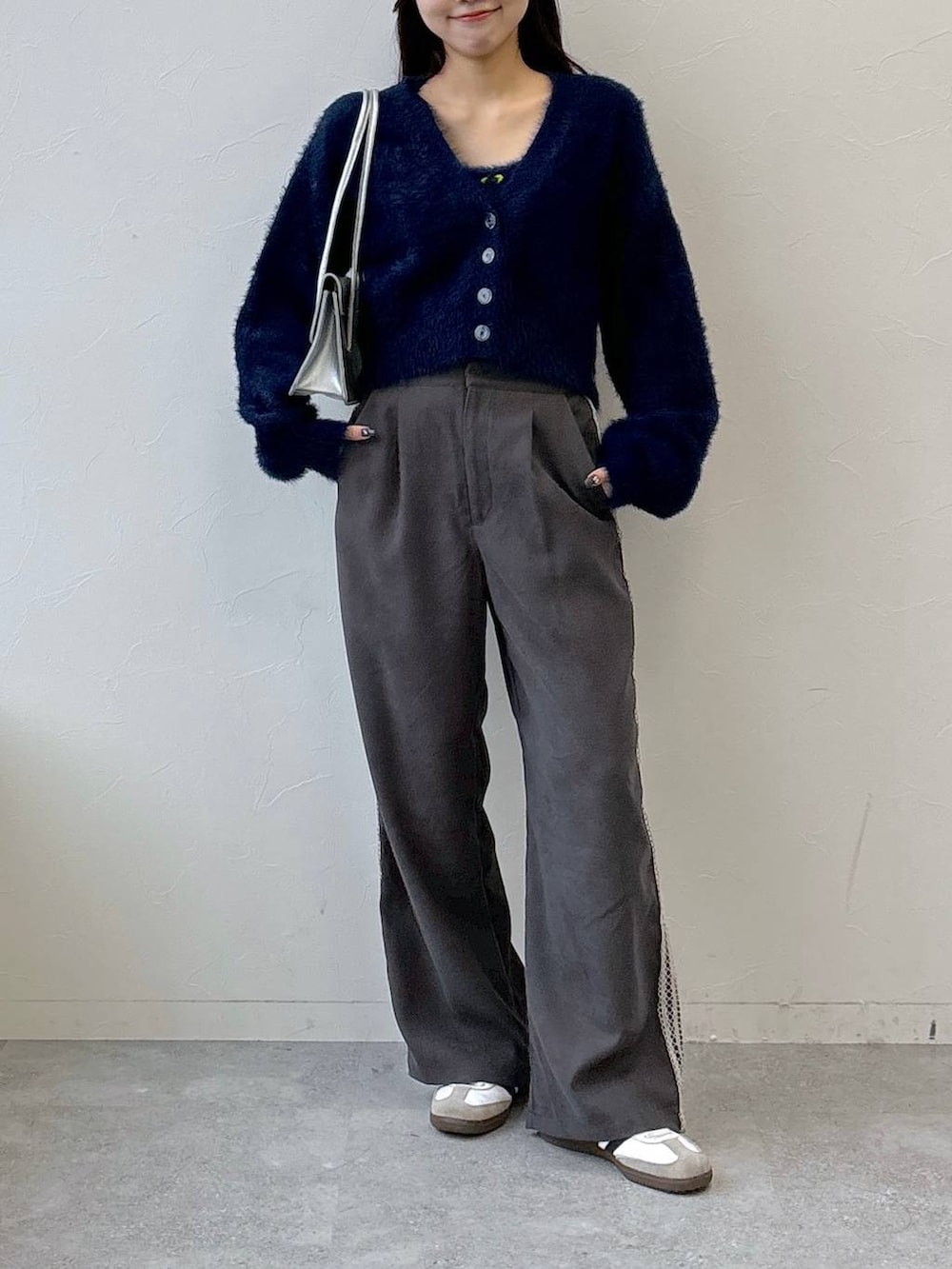 「韓国系、女子ウケ、着痩せ・細見え、ALAND」｜「3.3 Field Trip の3.3 Field Trip／レザースクエアバッグ（ショルダーバッグ、シルバー系）」を使った、snowaeさん（レディース・157cm）の冬コーディネートの2枚目の写真
