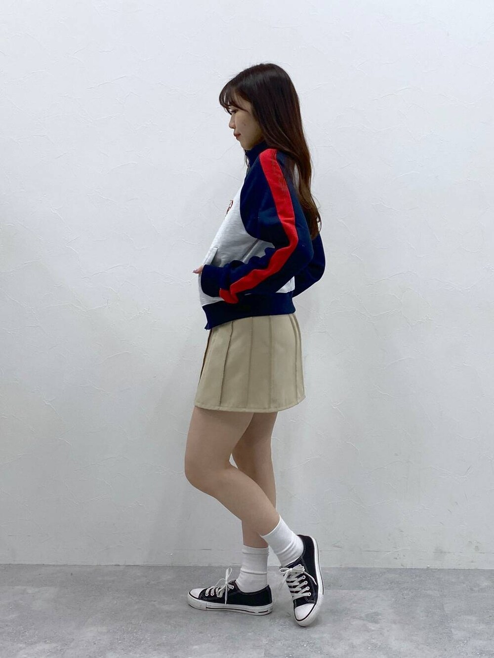 ベージュ系のスカート、グレー系のスウェットを着用したレディースの春コーディネートの3枚目の写真