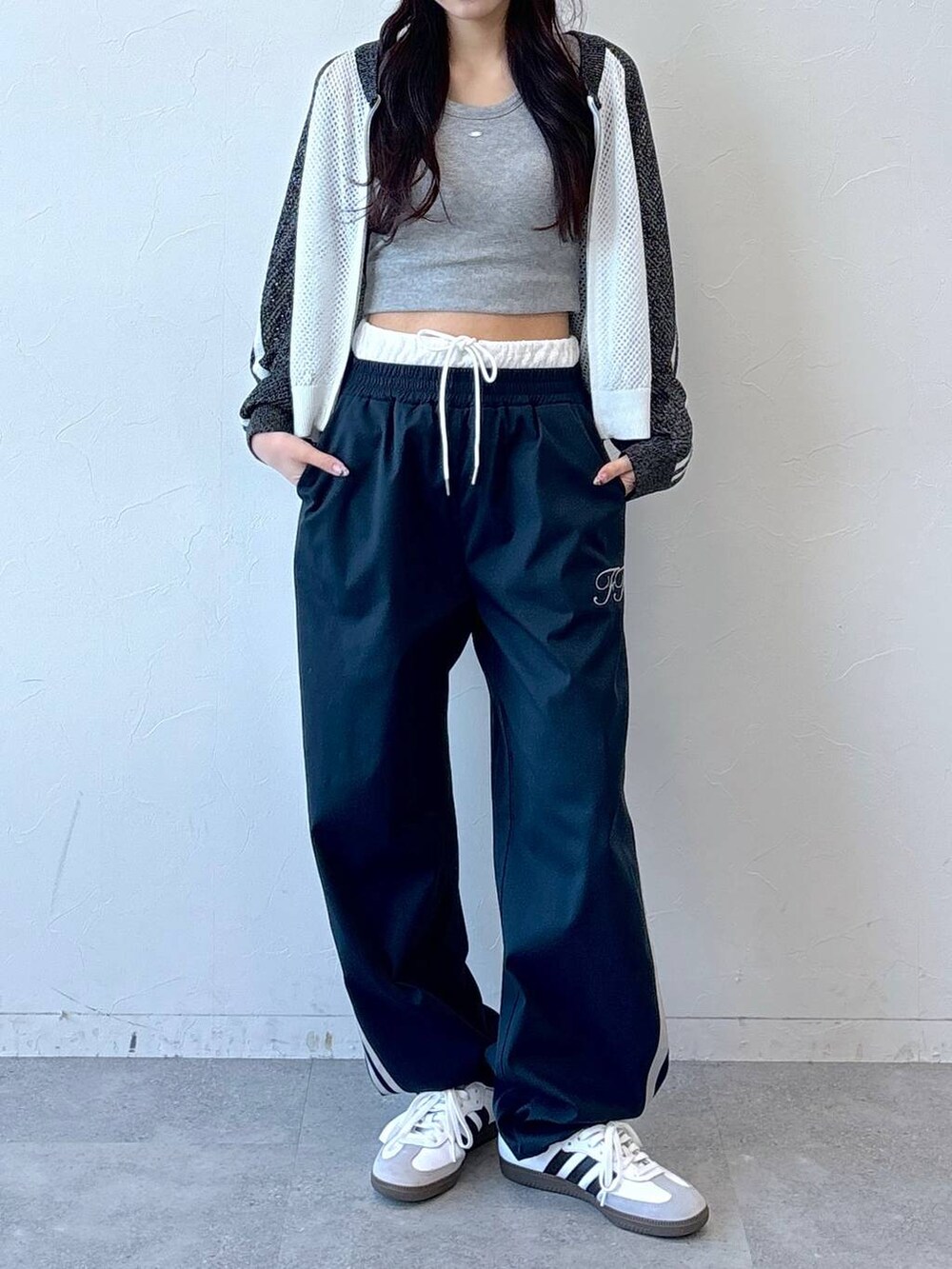ブルー系のその他パンツ、グレー系のタンクトップ、ブラック系のキャップを着用したレディースの冬コーディネートの2枚目の写真