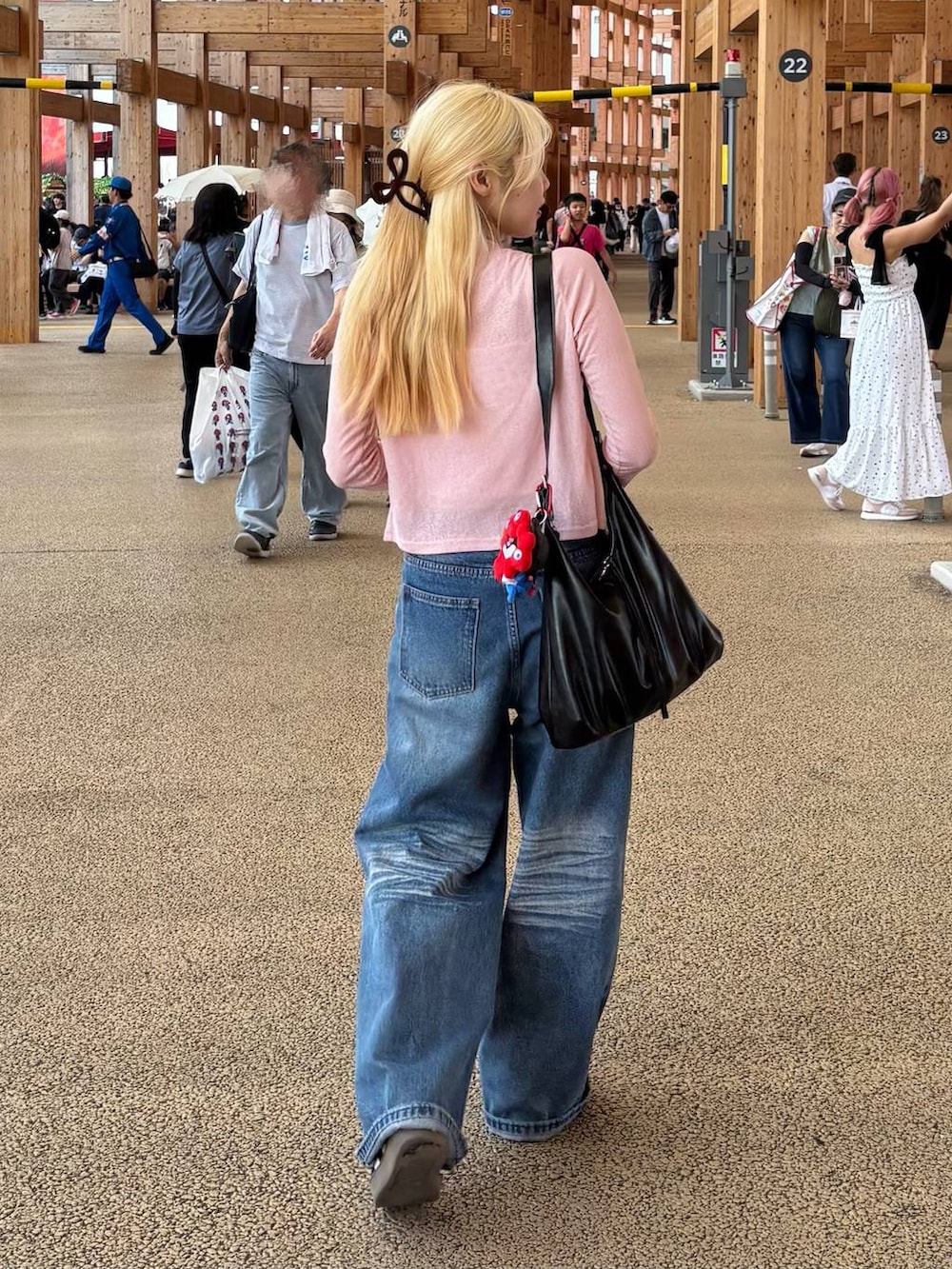 ブルー系のデニムパンツを着用したレディースの秋コーディネートの2枚目の写真