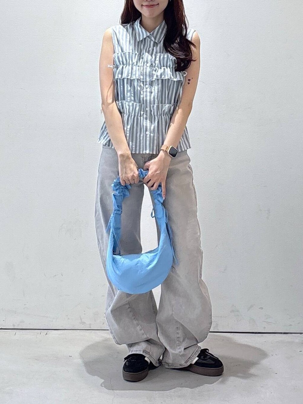 ブルー系のショルダーバッグ、グレー系のデニムパンツ、その他のシャツ/ブラウスを着用したレディースの夏コーディネートの2枚目の写真