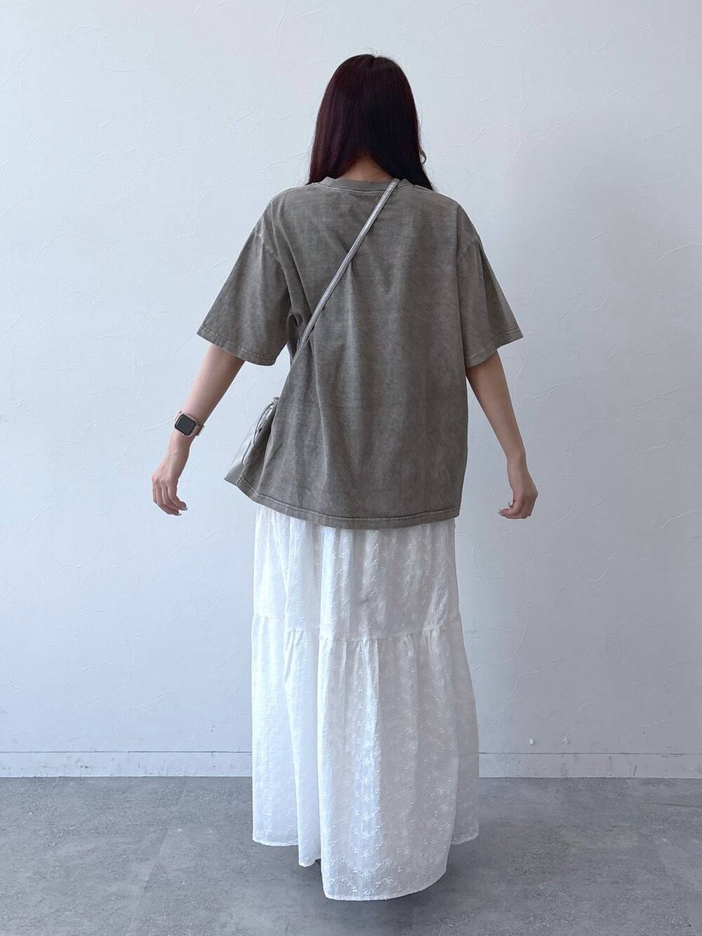 ホワイト系のスカート、シルバー系のショルダーバッグ、ベージュ系のTシャツ/カットソーを着用したレディースの春コーディネートの5枚目の写真