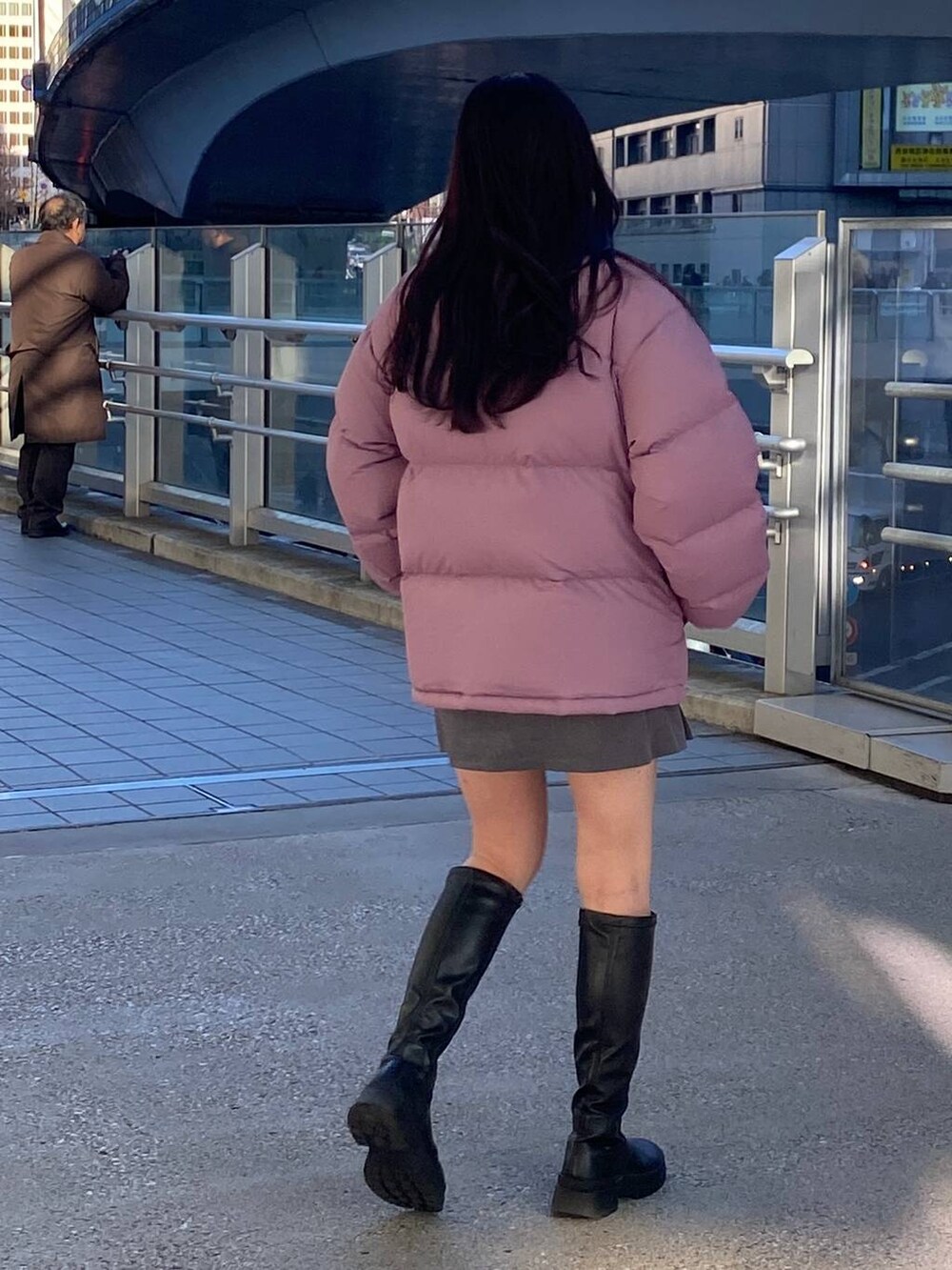 グレー系のスカートを着用したレディースの冬コーディネートの5枚目の写真