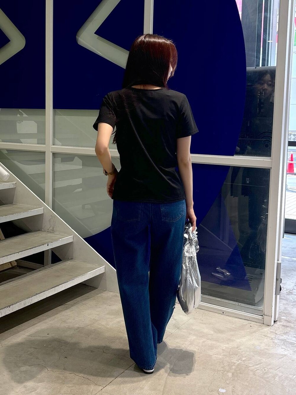 その他のサンダル、ブラック系のTシャツ/カットソー、ブルー系のデニムパンツを着用したレディースの夏コーディネートの4枚目の写真