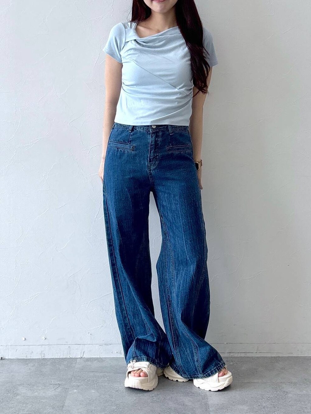 その他のサンダル、ブルー系のデニムパンツ、ブルー系のTシャツ/カットソーを着用したレディースの夏コーディネートの2枚目の写真