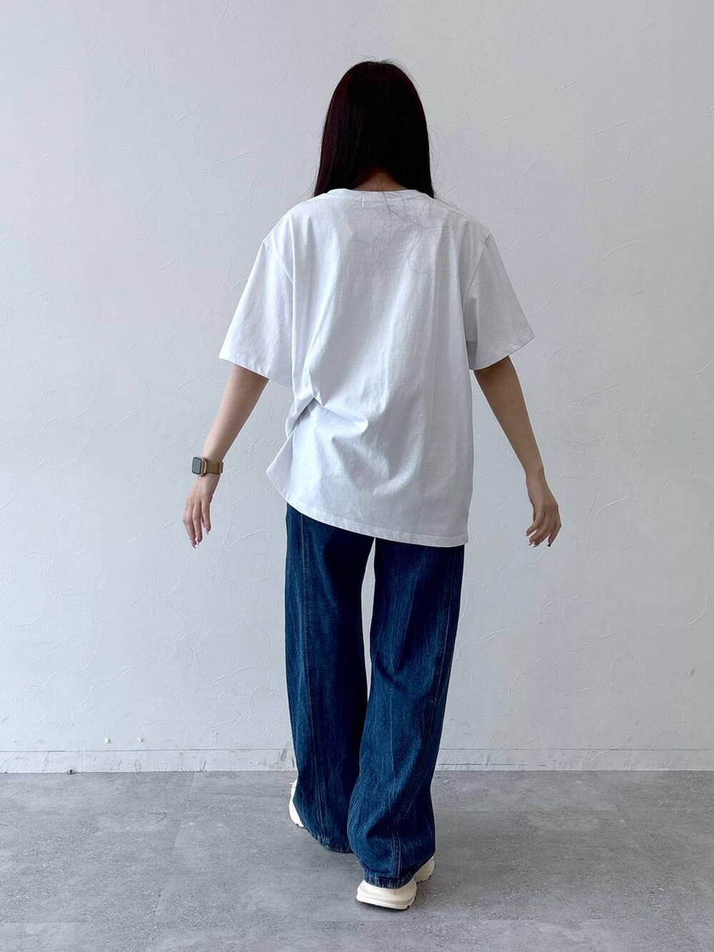 その他のサンダル、ブルー系のデニムパンツ、ホワイト系のTシャツ/カットソーを着用したレディースの春コーディネートの4枚目の写真