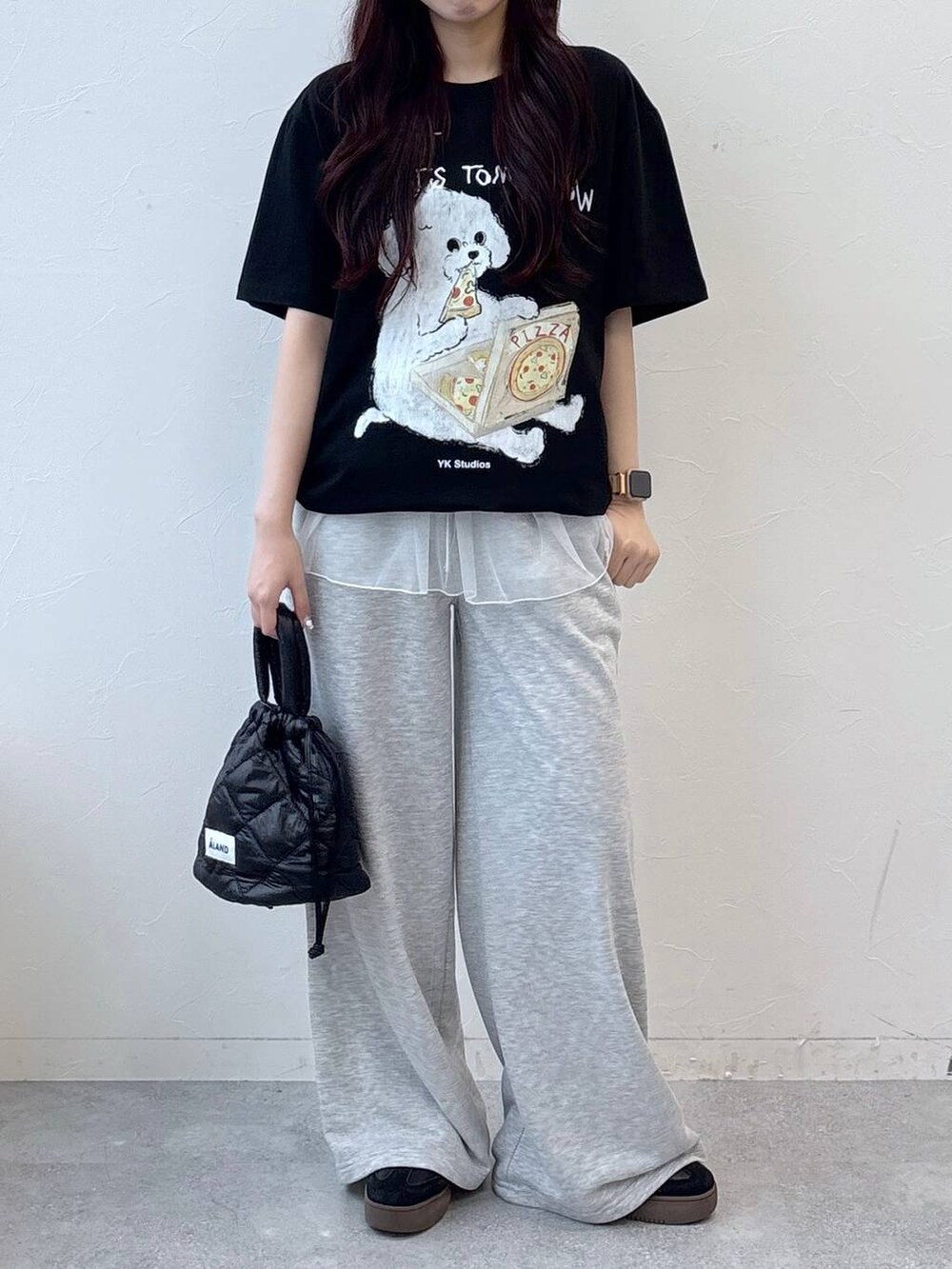 グレー系のスウェットパンツ、ブラック系のショルダーバッグ、ブラック系のTシャツ/カットソーを着用したレディースの夏コーディネートの2枚目の写真