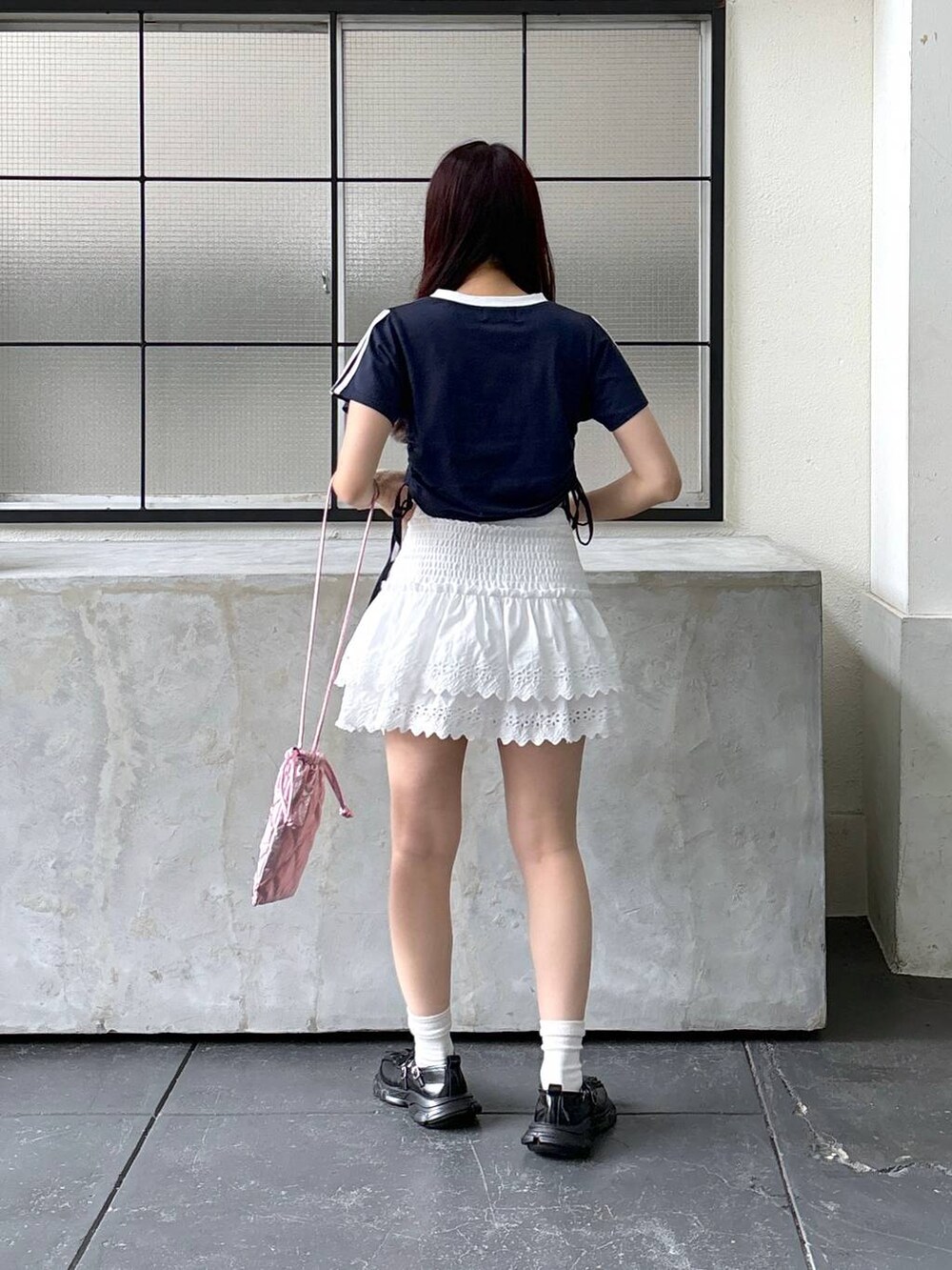 ホワイト系のスカート、ピンク系のショルダーバッグ、ブルー系のTシャツ/カットソーを着用したレディースの夏コーディネートの5枚目の写真