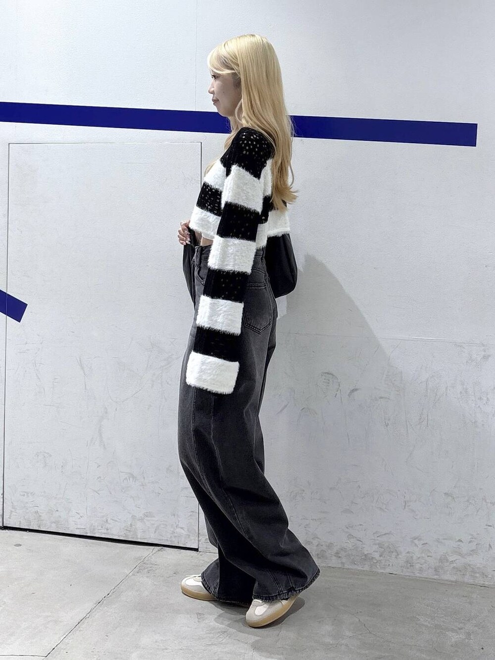 ブラック系のトートバッグ、ブラック系のデニムパンツを着用したレディースの秋コーディネートの3枚目の写真