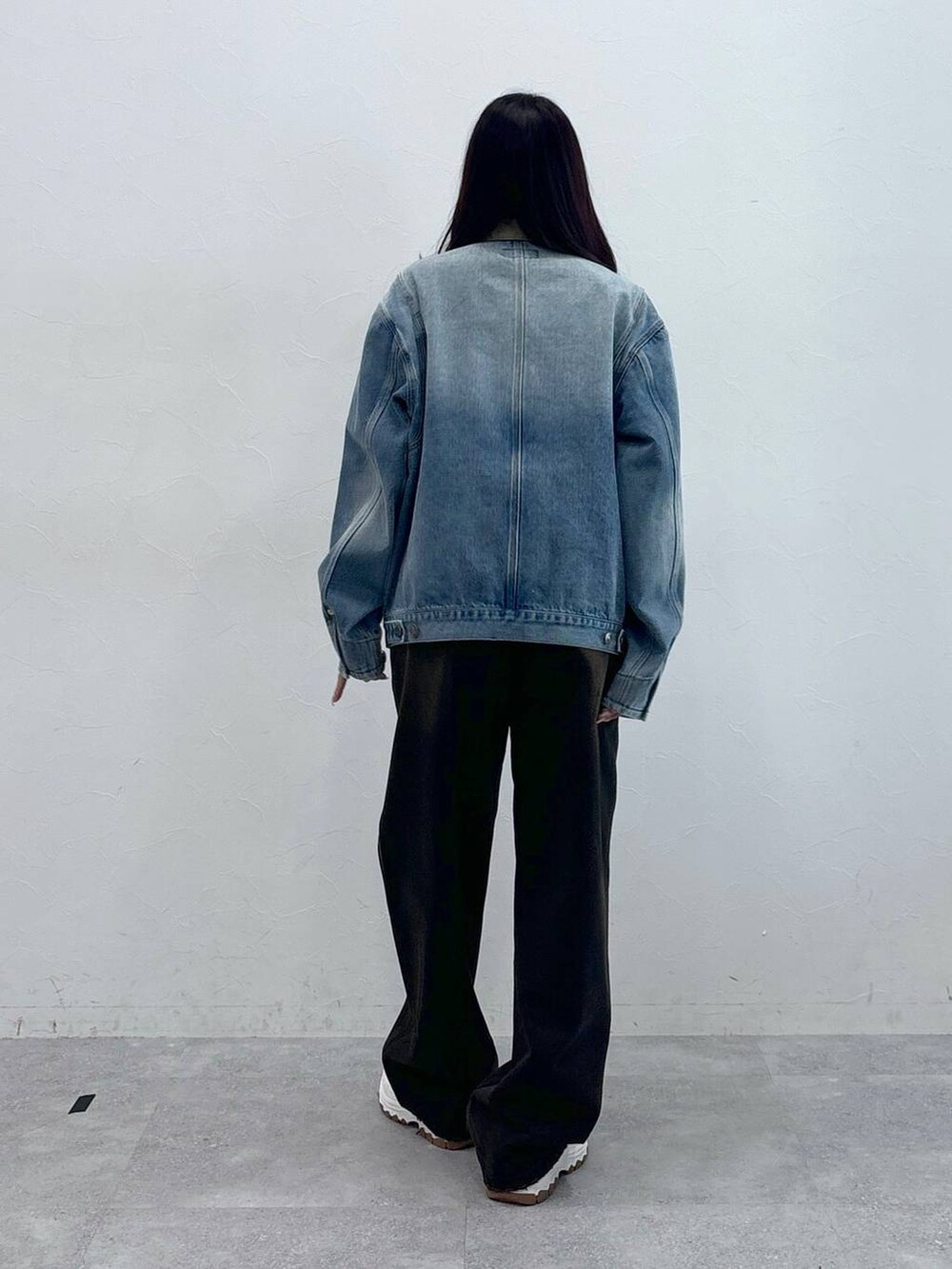 グレー系のTシャツ/カットソー、ブラウン系のデニムパンツを着用したレディースの春コーディネートの4枚目の写真