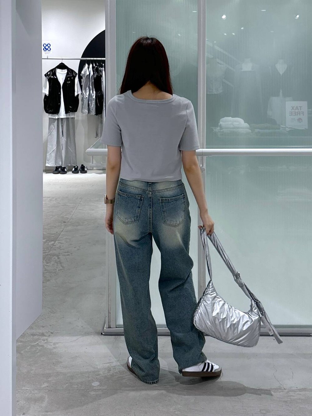 その他のショルダーバッグ、ブルー系のデニムパンツ、ブルー系のTシャツ/カットソーを着用したレディースの夏コーディネートの4枚目の写真