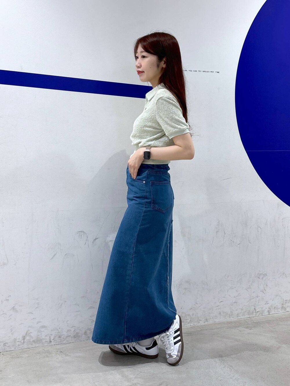 ブルー系のスカート、グリーン系のTシャツ/カットソーを着用したレディースの夏コーディネートの3枚目の写真