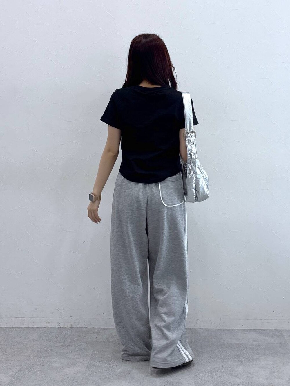 グレー系のスウェットパンツ、ブラック系のTシャツ/カットソーを着用したレディースの春コーディネートの4枚目の写真